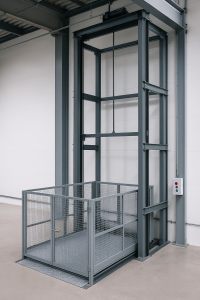 Lee más sobre el artículo Eficiencia y sustentabilidad: la evolución de los elevadores montacargas eléctricos